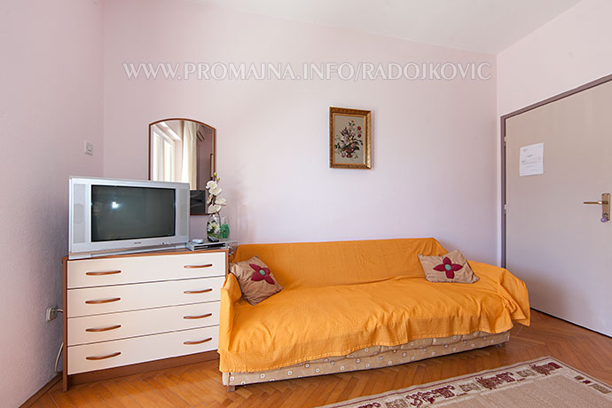Apartments Radojković, Promajna - bedroom, Schlafzimmer, Sofa