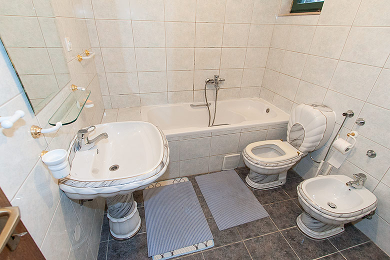 apartments Tolj, Promajna - bathroom